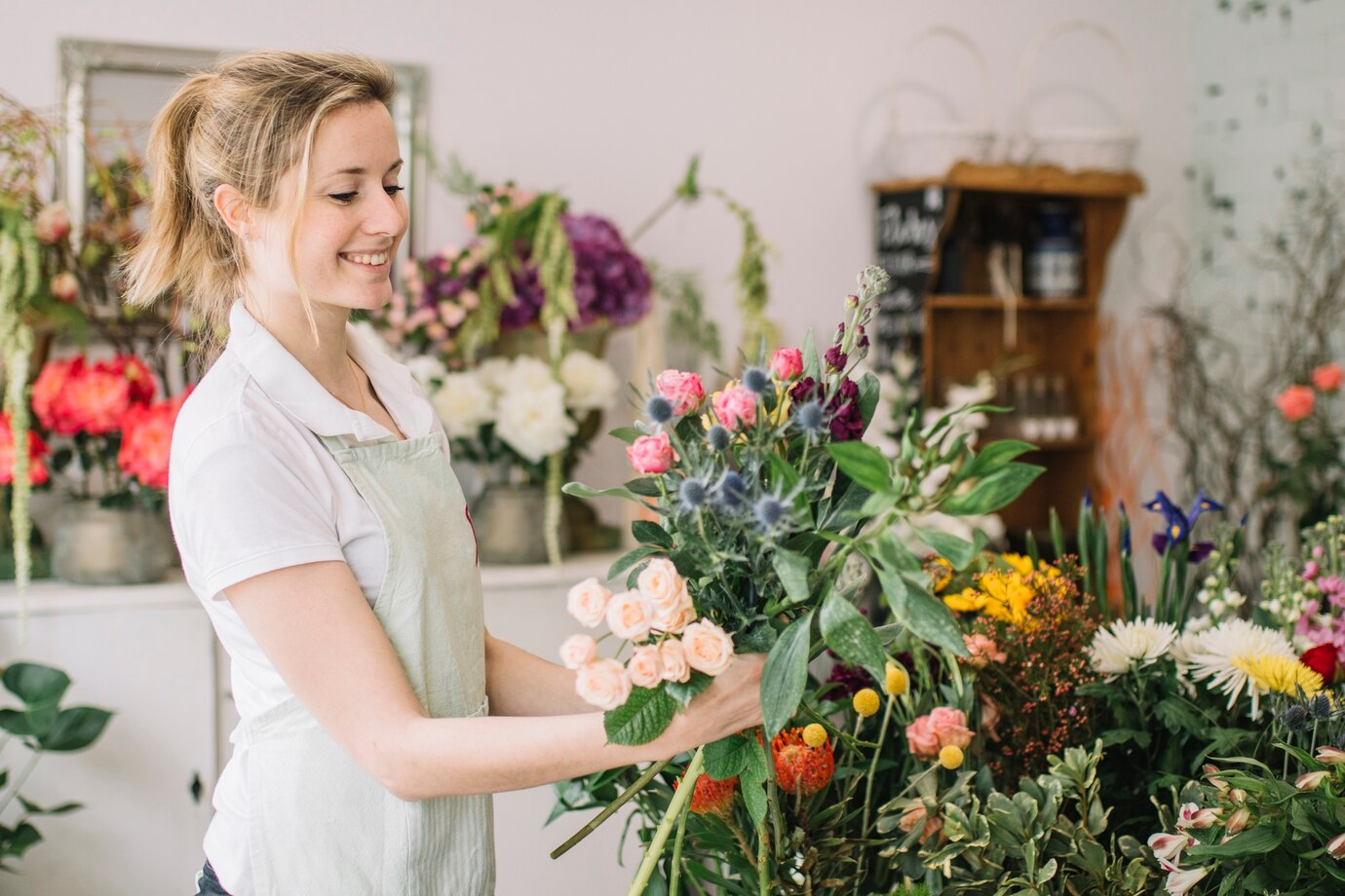 setting up wedding decor