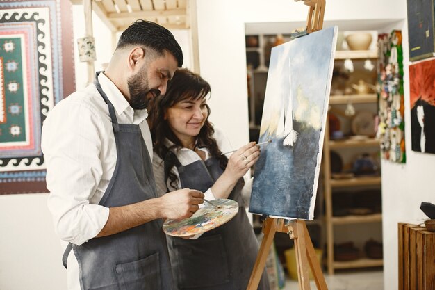 couple doing a painting