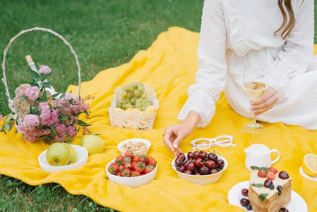 Best Foods and Essentials for a Perfect Spring Picnic