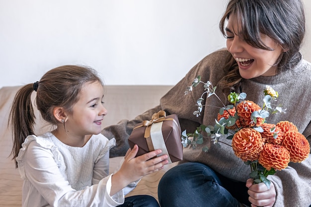 How to Choose the Perfect Gift for Your Mom